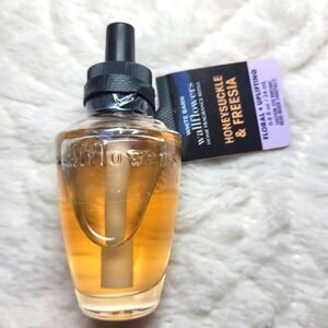 BBW White Barn Honeysuckle Freesia Wallflower Refill Bulb Floral Uplift New OOS